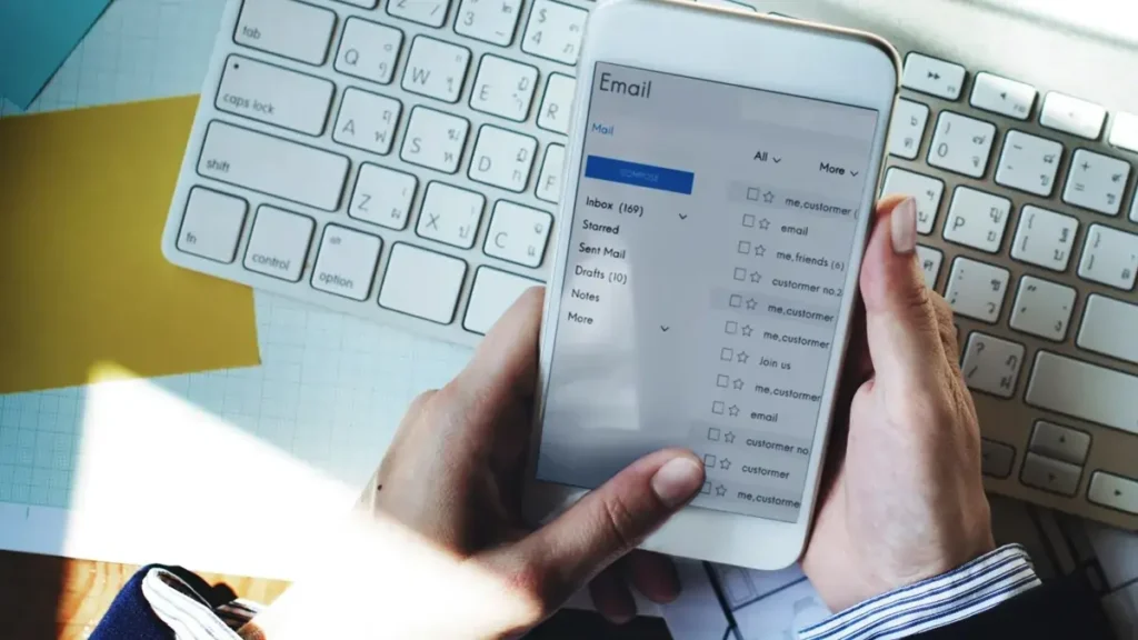 smart phone using e mail online messaging